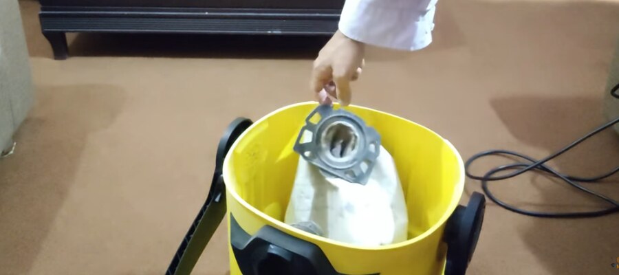 How to Open a Vacuum Cleaner Dust Bag Easily and Safely How to Open a Vacuum Cleaner Dust Bag Easily and Safely